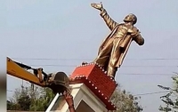 В Индии буйная толпа снесла памятник Ленину ради матушки-земли (видео)