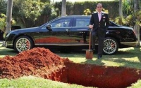 Миллионер похоронил свой Bentley для использования в загробной жизни