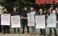 В Симферополе потребовали запретить иностранцам усыновлять украинских детей (ФОТО)