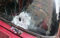 В Черновцах во время движения обстреляли машину, ранены два человека