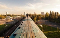 Под Киевом на крыше поезда парня ударило током