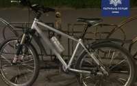 В Киеве прохожий украл у травмированной женщины велосипед