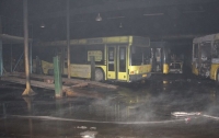 Шесть автобусов сгорело в масштабном пожаре в Киеве