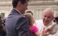 Маленькая девочка сняла пилеолус с Папы Римского (видео)