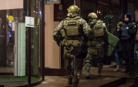 В Днепре в отель зашел мужчина с автоматом: к гостинице пригнали спецназ и оцепили здание