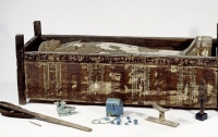 Ученые раскрыли тайну черного саркофага трех мумий из Египта