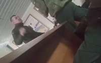 До мережі виклали відео побиття офіцером строковика на Прикарпатті