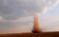 На границе Запорожской области прошел мощный торнадо (видео)