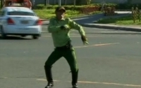 На Филиппинах регулировщик управляет движением и одновременно танцует