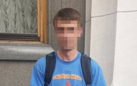 Полиция задержала мужчину за нанесение нецензурной надписи на здание Верховной Рады