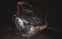 Неизвестные сожгли Volkswagen в центре Киева