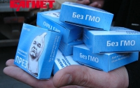 Абсурд в Киеве: кому-то срочно понадобились два пакета бело-голубых презервативов (ФОТО, ВИДЕО)