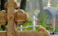 В Харьковской области девушка сбежала из дома и поселилась на кладбище