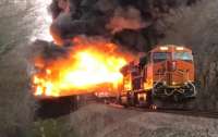Взорвался поезд с нефтепродуктами (видео)