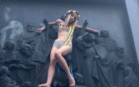В Киеве активистка Femen забралась на памятник Владимиру (видео)