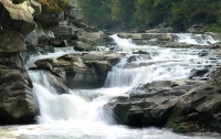 На Прикарпатье девочка упала в водопад: мать прыгнула за ней