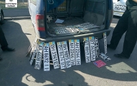 Патрульные Николаева нашли в авто 30 номерных знаков от других машин