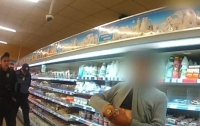 В супермаркете мужчина грозился устроить 