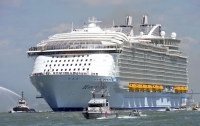 Самый большой в мире круизный лайнер отправился в первое плавание