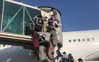 В аэропорту Кабула люди отчаянно штурмуют самолеты (видео)