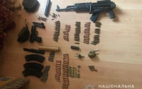 На Днепропетровщине два парня через соцсеть продавали оружие и боеприпасы