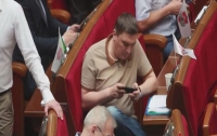 Депутата застали на работе за игрой в телефоне (видео)