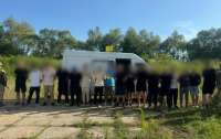 За 200 метрів від кордону з Угорщиною зупинили бус з 17 чоловіками (відео)
