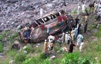 Рейсовый автобус с людьми сорвался в пропасть: 35 погибших  