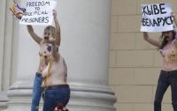 «Белорусские» FEMEN в центре Киева продемонстрировали побои, оставленные силовиками Лукашенко 