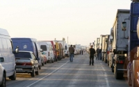 На границе Украины около 800 автомобилей стоят в пробках