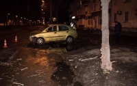 В Киеве пьяный водитель врезался в дерево