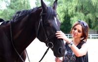 Соня Кей снимает стресс верховой ездой (ФОТО)