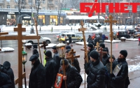 Как «исконно русские люди» бегали с крестами по Крещатику (ФОТО)
