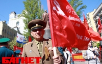 Красные флаги все-таки реют в центре Киева