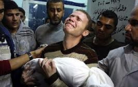 Фотография  журналиста с мертвым сыном на руках всколыхнула мир 