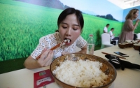 Китаянка съела 4 кг риса на конкурсе среди любителей поесть