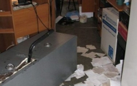 В Днепропетровске офис КПУ вскрыли «болгаркой»