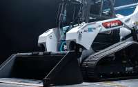 Doosan Bobcat оснаснастила свой полностью электрический гусеничный погрузчик ковшом