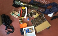 В Киеве задержали мужчину с целым арсеналом оружия из ООС
