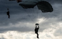 После прыжка с парашютом в РФ пропали три десантника