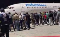 Погромы в Дагестане: сотни людей ворвались в аэропорт в поисках 