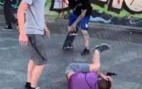 Скейтеры-подростки жестоко избили мужчину (видео)