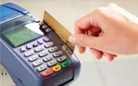 Украинцы все чаще платят за покупки карточками