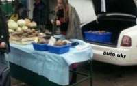 На рынке Житомира картошкой торговали с элитного автомобиля (фото)
