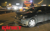 На Южном мосту грузовик протаранил легковушку и скрылся (ВИДЕО)