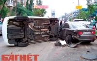 В столице перевернувшаяся Toyota разбила три автомобиля (ВИДЕО)