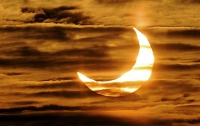Первое солнечное затмение 2011 года (ФОТО) 