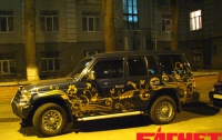 Киевлянин нарисовал на джипе цветочки (ФОТО)