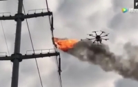 В Китае дрон с огнеметом удаляет мусор с ЛЭП (видео)