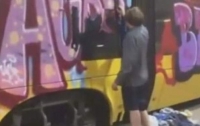В Польше украинца приковали цепью к трамваю за акт вандализма (видео)